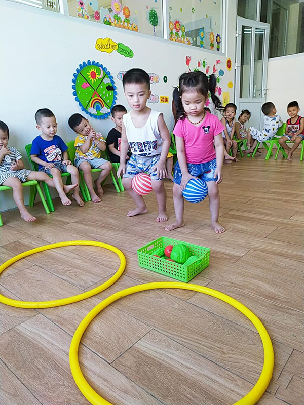 Trò chơi cho trẻ 18 24 tháng kẹp bóng