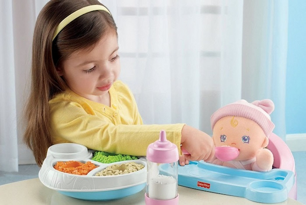 Những bé gái thường rất thích chơi búp bê