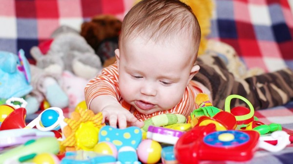 Bỏ túi một số kinh nghiệm mua đồ chơi cho bé sơ sinh