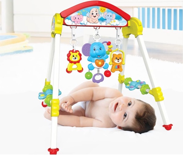 Ngôi nhà kệ chữ A với nhiều xúc xắc đa dạng màu sắc, có âm thanh thú vị