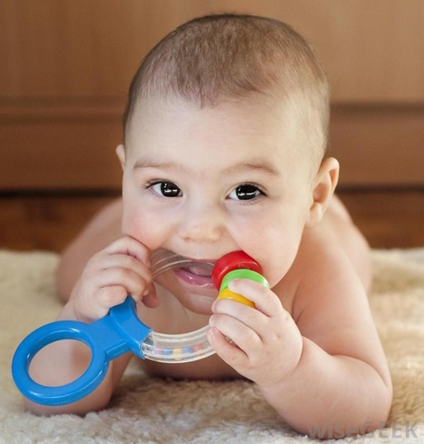 Ngậm nướu giúp bé kết hợp kỹ năng cầm nắm ở tay và gặm bằng miệng tốt