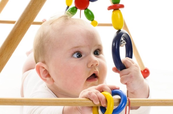 Những điều bố mẹ cần tránh khi mua đồ chơi cho trẻ sơ sinh