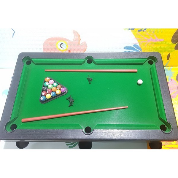 Bé trai 10 tuổi có thể chơi bàn bida lỗ