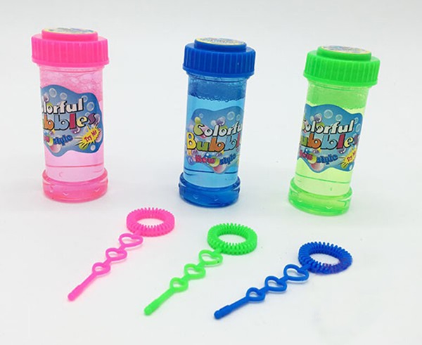 Đồ chơi thổi bong bóng xà phòng có nhiều chất tẩy rửa, dễ gây ngộ độc