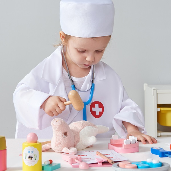 Bé có thể bị nghẹt đường thở bởi các chi tiết nhỏ trong đồ chơi bác sĩ
